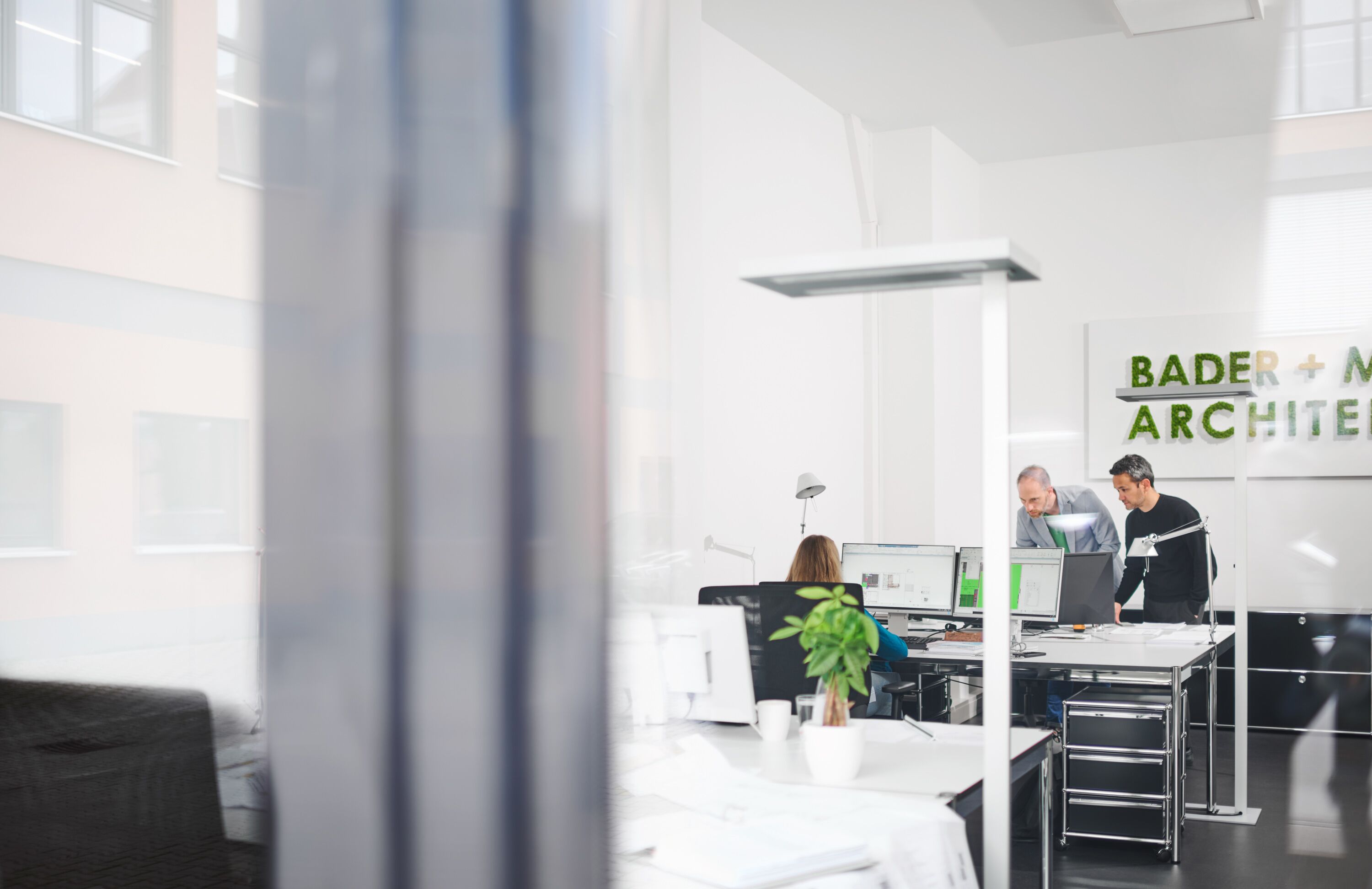 Blick in das Büro Stuttgart von außen durch das Fenster