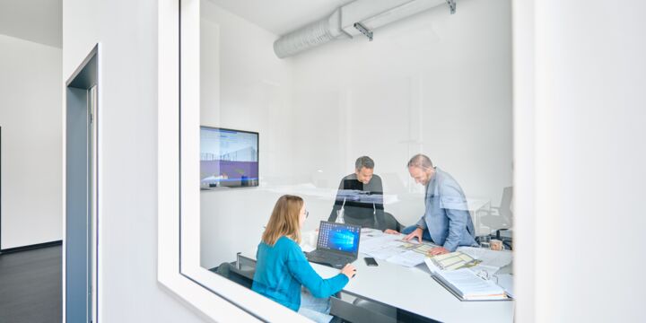 Team Stuttgart im Meeting im Besprechungsraum