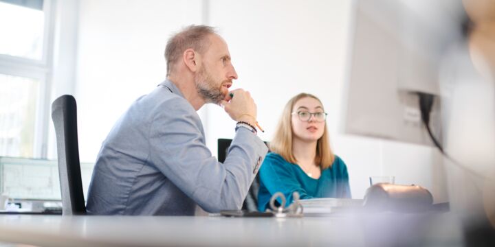 Werkstudentin bespricht sich mit Bauzeichner