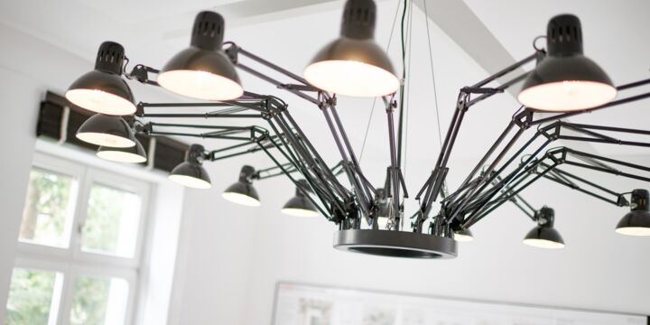 Seitenansicht der Lampe im großen Besprechungsraum