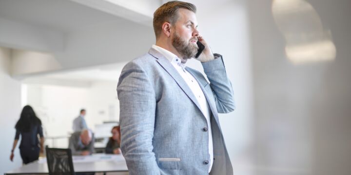 Der Geschäftsführer von BADER + MACK ARCHITEKTEN steht am Fenster und telefoniert