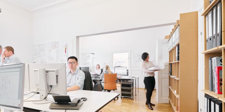 Blick in das Großraumbüro im Büro München