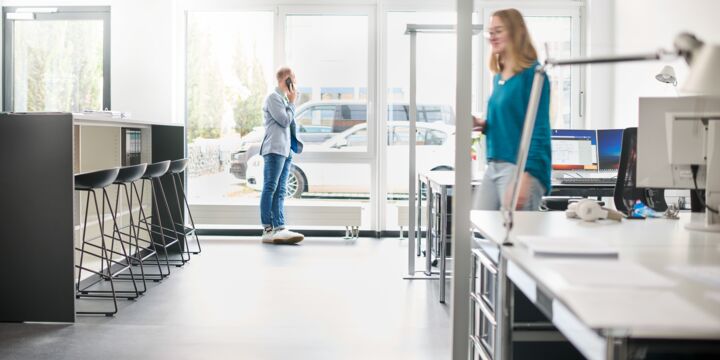 Blick in das Büro Stuttgart von Rückwand in Richtung Fenster