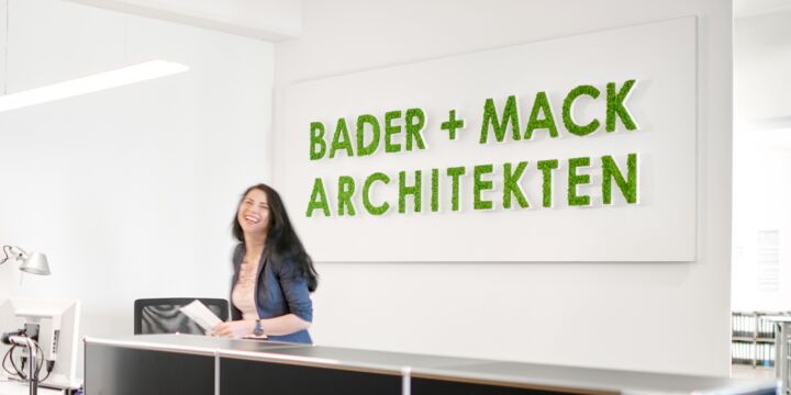 Mitarbeiterin am Empfang bei BADER + MACK ARCHITEKTEN
